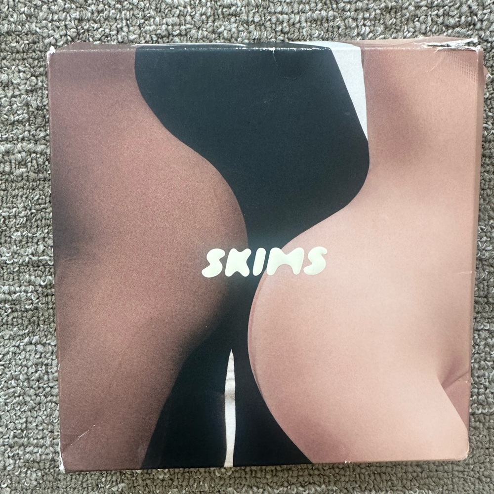 SKIMS seamless sculpt lifting shorts in color Sie and size small